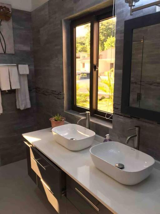 Sun Shine Luxury Villas 2 Bedroom Pool & Gym Ocho Rios St Ann Exteriör bild