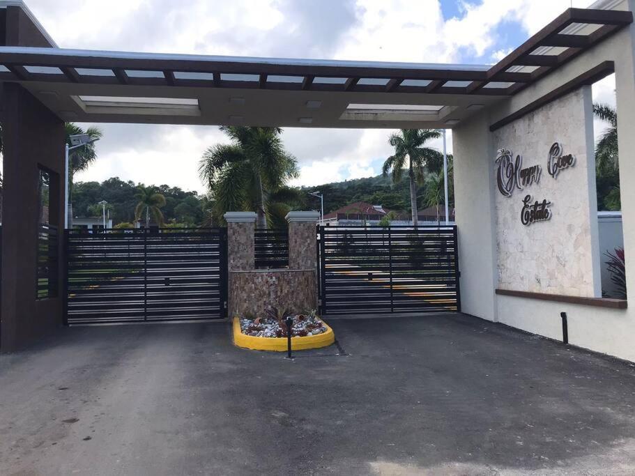 Sun Shine Luxury Villas 2 Bedroom Pool & Gym Ocho Rios St Ann Exteriör bild
