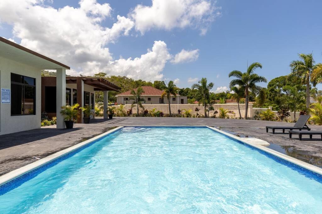 Sun Shine Luxury Villas 2 Bedroom Pool & Gym Ocho Rios St Ann Exteriör bild