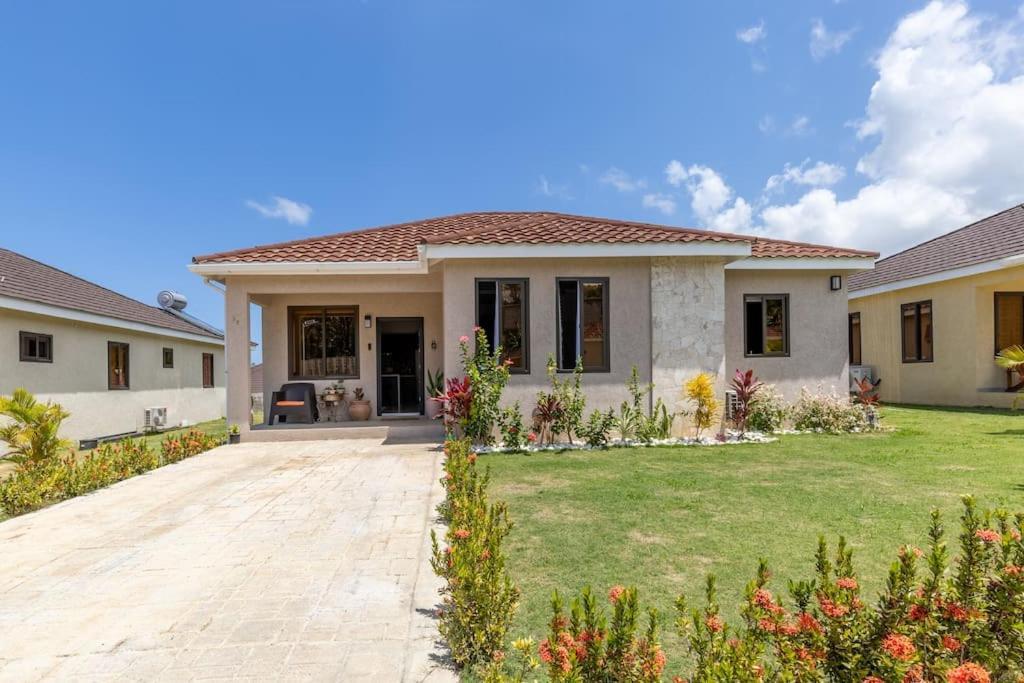 Sun Shine Luxury Villas 2 Bedroom Pool & Gym Ocho Rios St Ann Exteriör bild